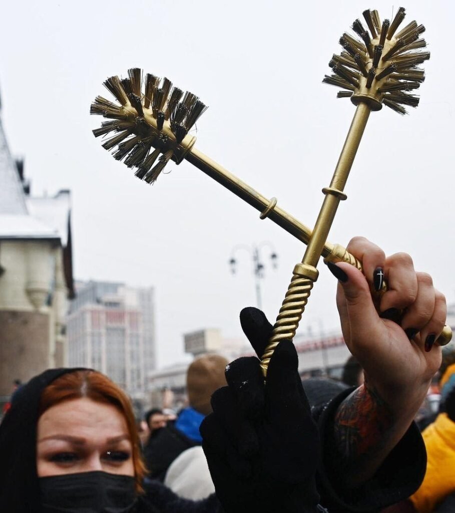 Furça e tualetit bëhet shenjë proteste. 